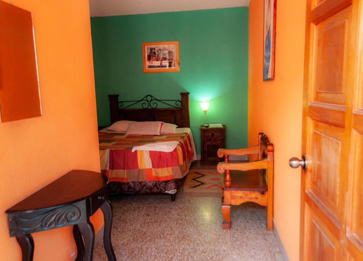 Victorias Hotel Panajachel Esterno foto