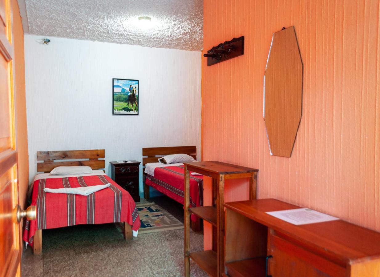 Victorias Hotel Panajachel Esterno foto